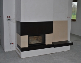 Nasze realizacje - Nowoczesne NR-N-230 - Pieco-kominek (ciepła szamotowa obudowa) kumulacyjny z paleniskiem zduńskim, które zasila 800kg masy kumulacyjnej. Proces spalania sterowany jest sterownikiem elektronicznym. Załadunek 2-3 razy na dobę. Prawa strona kominka to siedzisko z grzanymi plecami. Całość wykończona kaflami wielkogabarytowymi w szkliach matowych. projekt: Marcin Deręgowski