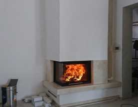 Nasze realizacje - Nowoczesne NR-N-232 - Nowoczesny kominek narożny z wkładem z płaszczem wodnym Hajduk, podłączony do instalacji CO, ogrzewający 180m2 powierzchni domu. Wykończenie kominka z marmuru Crema Marphil. projekt kominka: Marcin Deręgowski