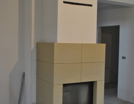 Nasze realizacje - Nowoczesne NR-N-234 - Nowoczesny kominek wykonany w technologii ciepłej ściany szamotowej. Wykonany na bazie wkładu kominkowego Spartherm z szybą przesuwaną do góry (10 lat) gwarancji. Kominek wykończony ceramiką wielkogabarytową - nagrzewającą się od ciepła obudowy. projekt: Marcin Deręgowski