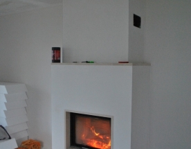 Nasze realizacje - Nowoczesne NR-N-236 - Kominek nowoczesny z wkładem Hajduk z szyba przesuwaną do góry. Kominek z wydocznym przełamaniem, wykończony marmurem Crema Marphil. projekt: Marcin Deręgowski